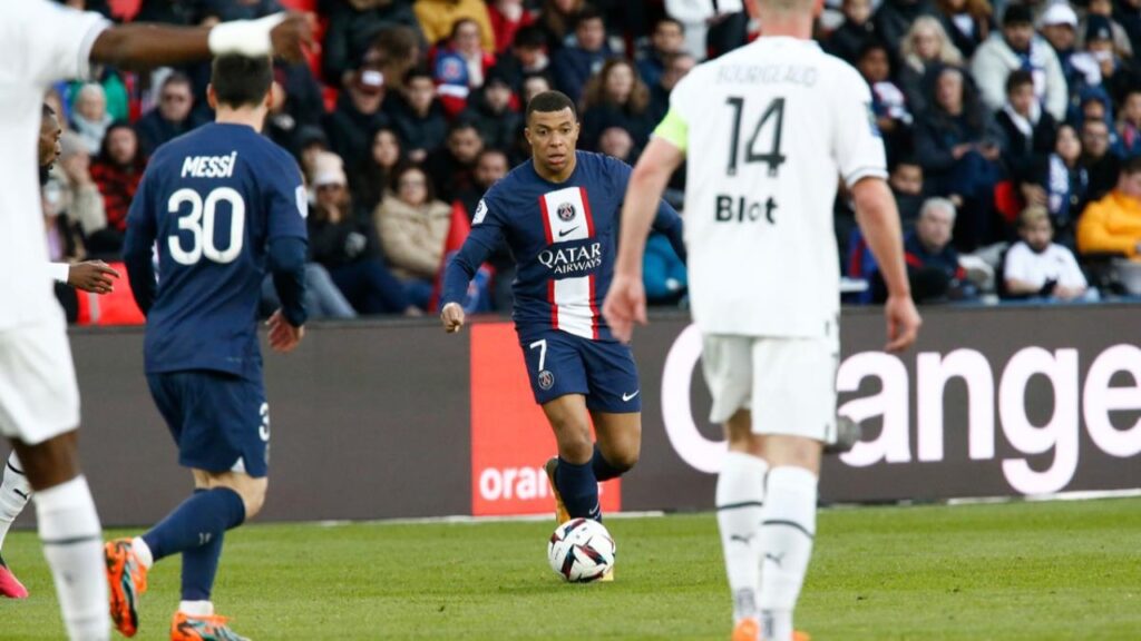 Com Mbappé e Messi, PSG perde do Rennes em casa pelo Campeonato Francês - Mbappé tem a bola e vê Messi de frente para ele, enquanto a marcação tenta diminuir os espaços