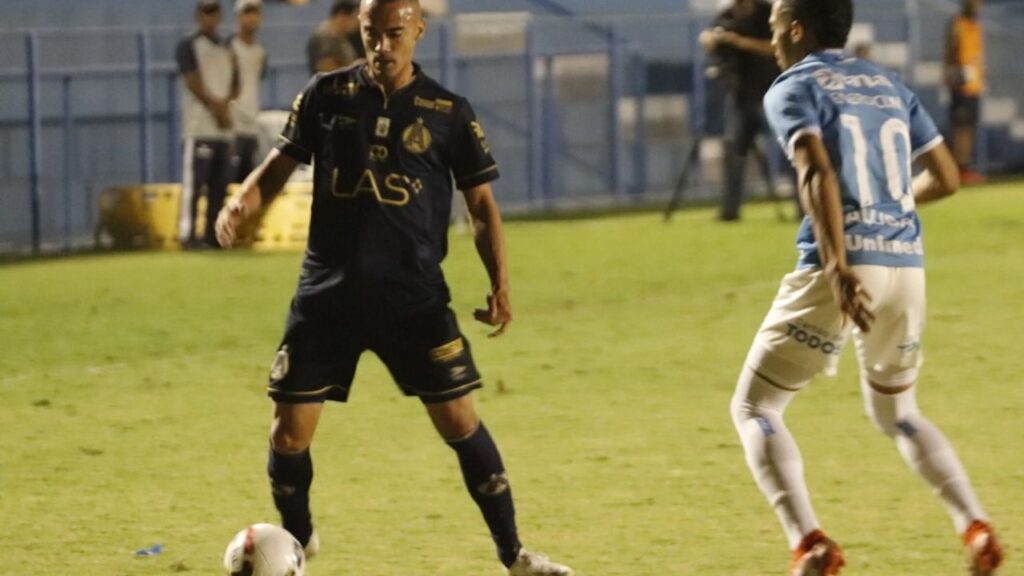 Atlético-GO contrata Renato: Volante Renato domina bola em jogo da Aparecidense contra o Paysandu na Série C 2022