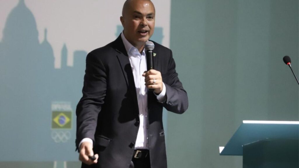 Delegação brasileira no Pan: Ex-judoca campeão olímpico Rogério Sampaio, no COB, segurando um microfone