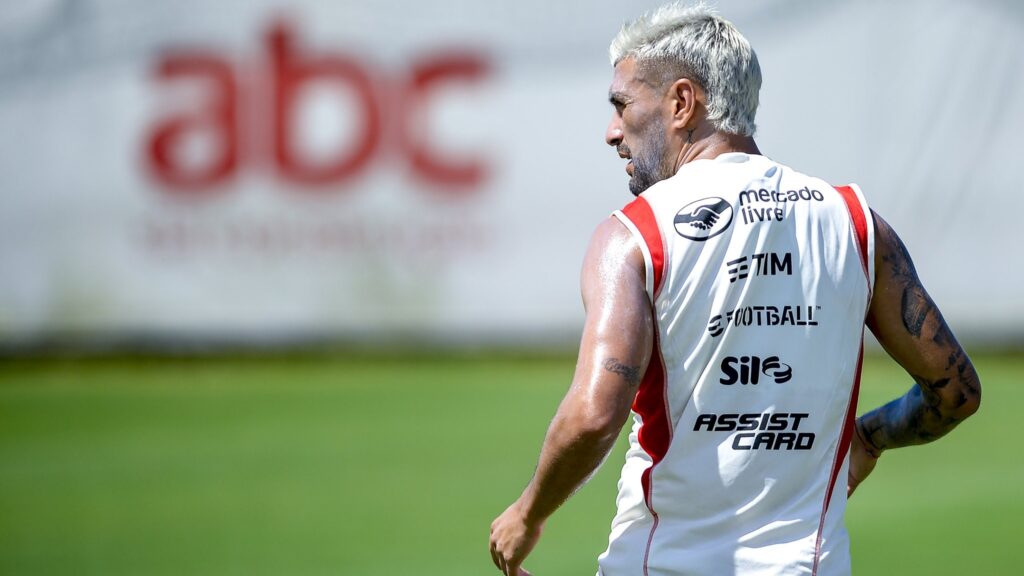 Provocação? Flamengo publica foto: Arrascaeta aparece em foto com a sigla ABC no fundo. Foto: Divulgação/Flamengo