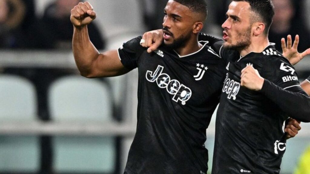 Juventus vence a Sampdoria: Bremer e Filip Kostic, abraçados, comemoram gol da Juventus contra o Sassuolo