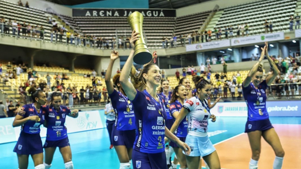 Carol Gattaz rompe ligamento: Carol Gattaz e elenco do Gerdau Minas Tênis Clube com a taça da Copa Brasil de Vôlei Feminino, na Arena Jaraguá