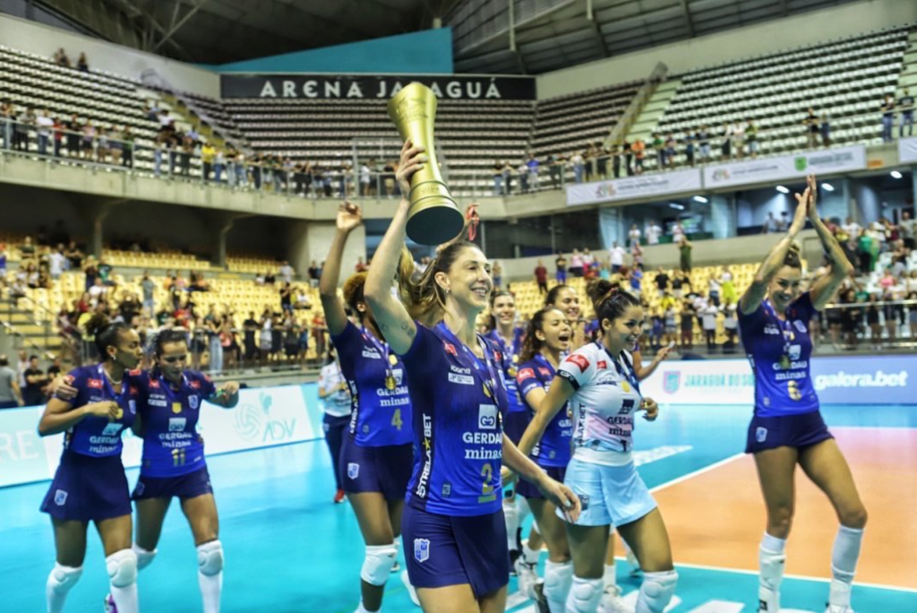 Carol Gattaz rompe ligamento: Carol Gattaz e elenco do Gerdau Minas Tênis Clube com a taça da Copa Brasil de Vôlei Feminino, na Arena Jaraguá