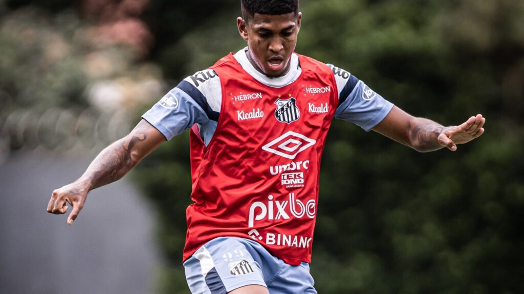 Raniel deixa o Santos, que aceita pedido de rescisão do atacante - Raniel em treino do Santos, vestido com colete vermelho