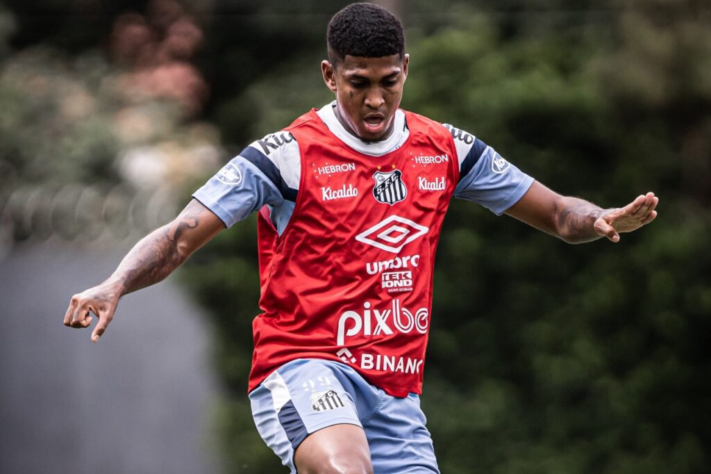 Raniel deixa o Santos, que aceita pedido de rescisão do atacante - Raniel em treino do Santos, vestido com colete vermelho