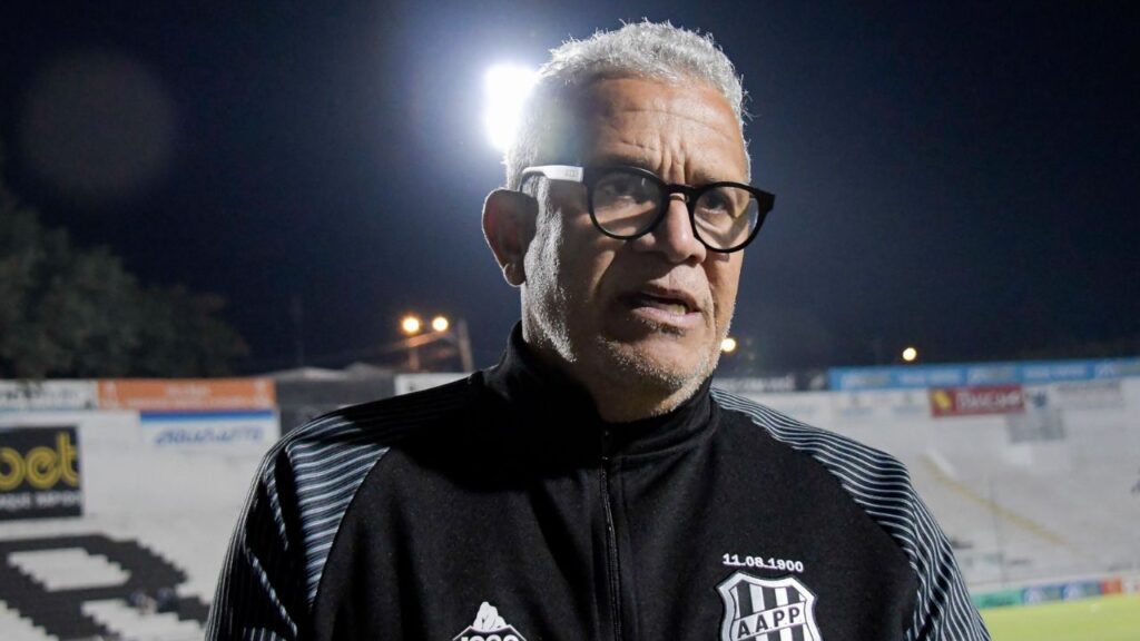 Técnico Hélio dos Anjos, no estádio Moisés Lucarelli