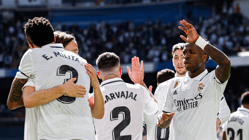 Real Madrid vence o Espanyol e jogadores do Real Madrid comemoram gol da vitória diante da torcida