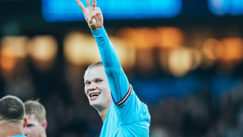 Com hat-trick de Haaland, City massacra Burnley e está na semi da FA Cup - Haaland comemora e faz o número 3 com a mão esquerda, sinalizando o hat-trick marcado na partida