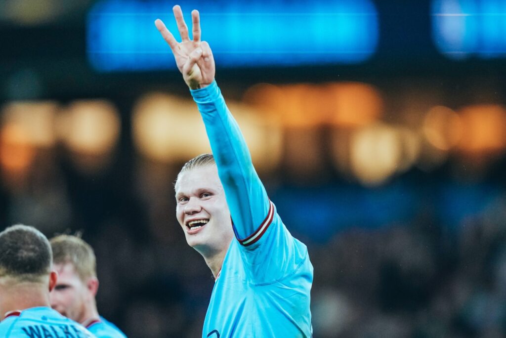 Com hat-trick de Haaland, City massacra Burnley e está na semi da FA Cup - Haaland comemora e faz o número 3 com a mão esquerda, sinalizando o hat-trick marcado na partida