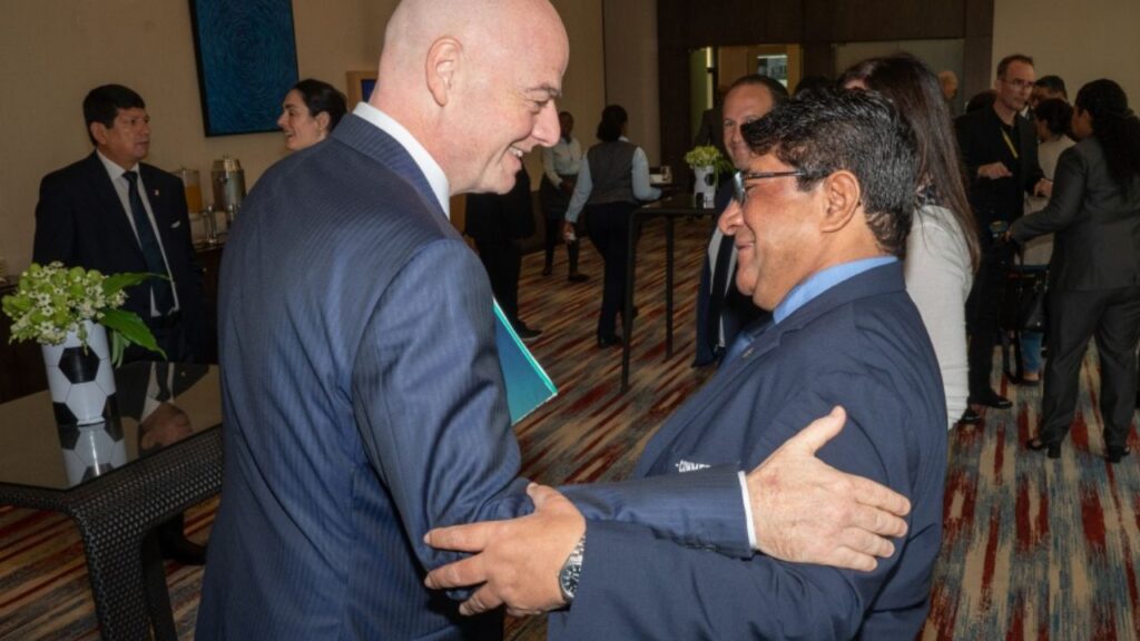 Calendário das Eliminatórias: Presidente da Fifa, Gianni Infantino, e presidente da CBF, Ednaldo Rodrigues, se cumprimentam em Congresso da Fifa, em 2023, em Ruanda