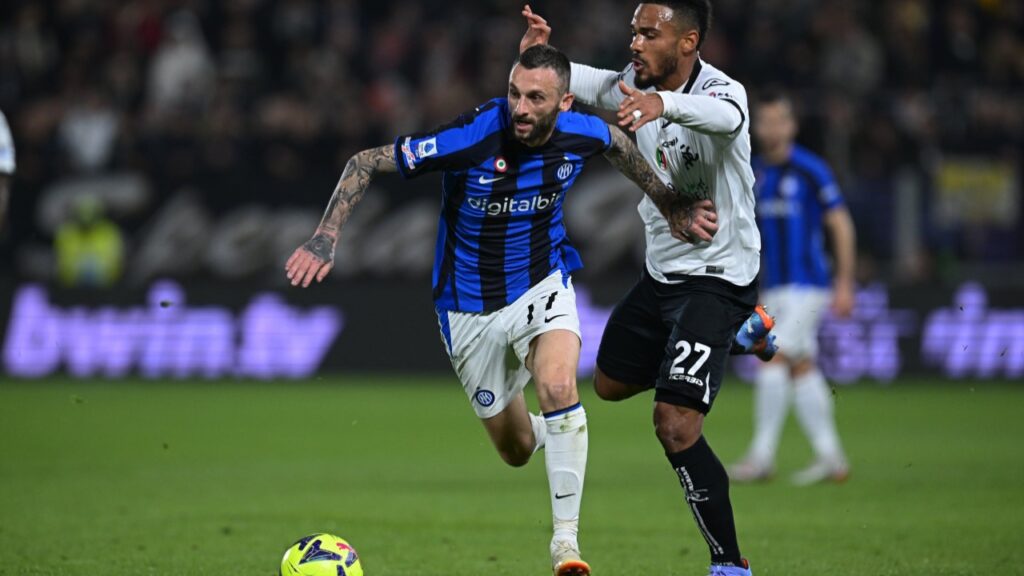 Inter de Milão perde do Spezia e pode deixar vice-liderança da Serie A - Brozovic, da Inter de Milão, disputa a bola com jogador do Spezia