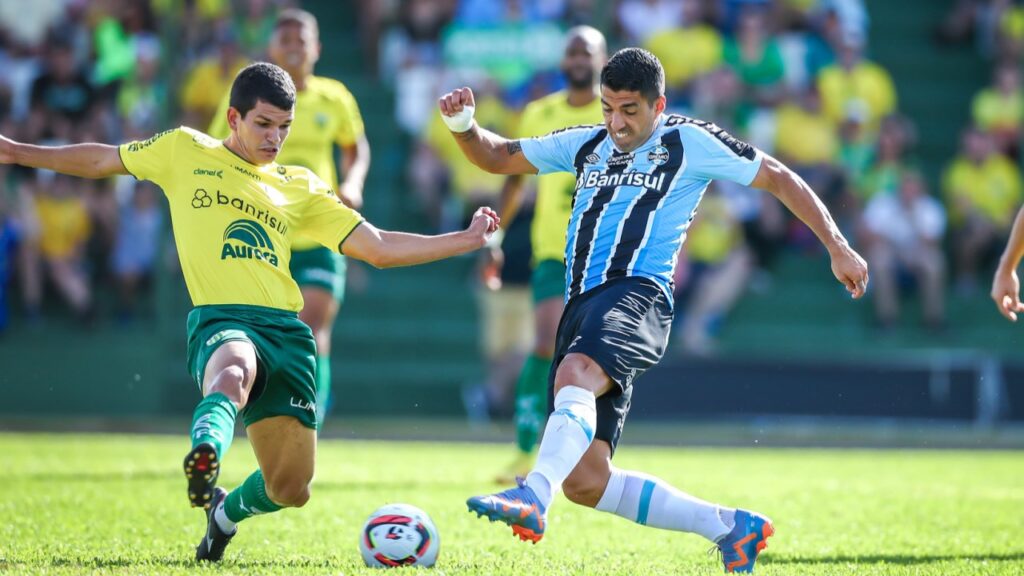 Grêmio perde do Ypiranga de virada e precisa vencer para ir à final do Gauchão - Suárez em disputa de bola com o defensor do Ypiranga que o marcava