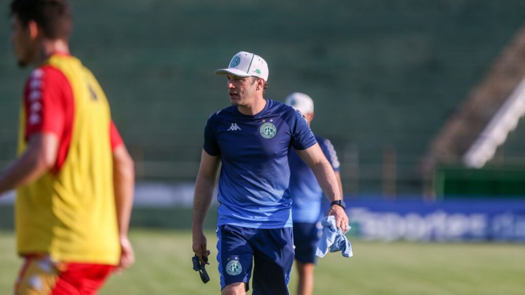 Guarani contrata Bruno Pivetti: Treinador Bruno Pivetti comandando treino do Guarani no Brinco de Ouro