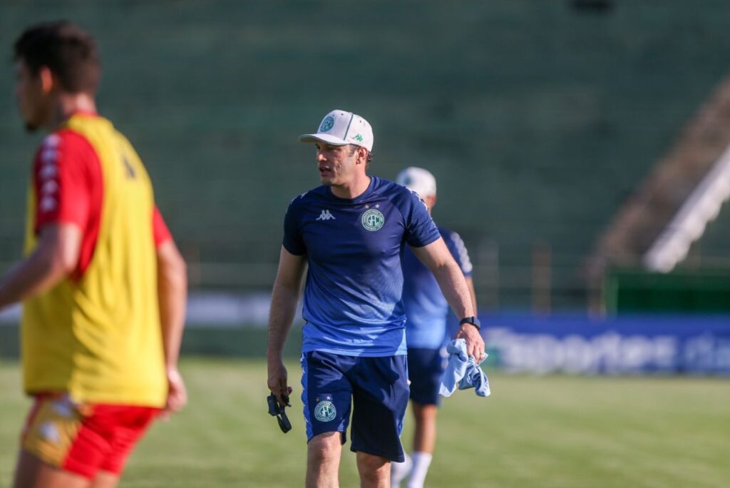 Guarani contrata Bruno Pivetti: Treinador Bruno Pivetti comandando treino do Guarani no Brinco de Ouro