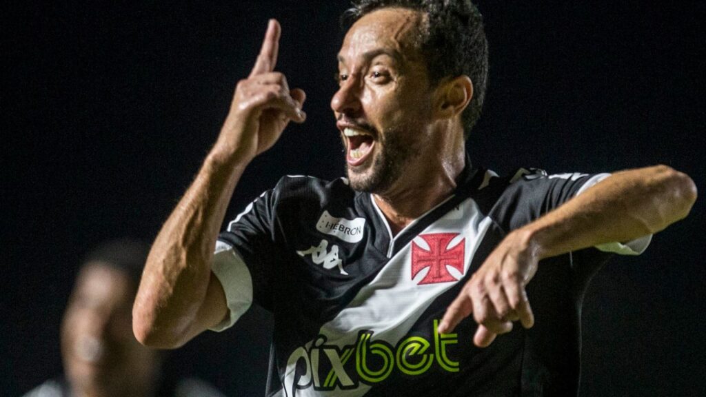 Nenê deixa o Vasco, anuncia data para aposentadoria, mas voltará ao clube em 2024; Confira - Nenê comemora gol do Vasco com o dedo em riste, apontado para cima