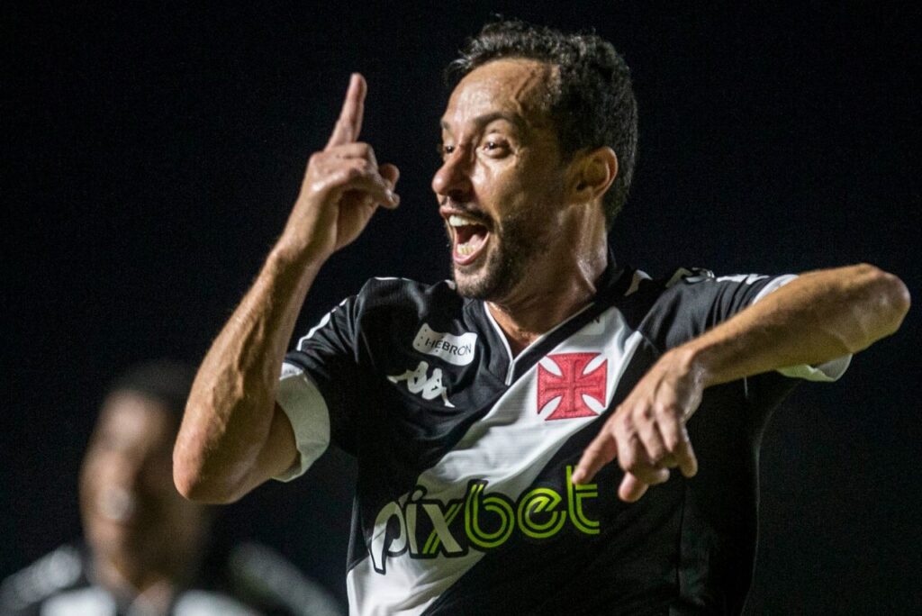 Nenê deixa o Vasco, anuncia data para aposentadoria, mas voltará ao clube em 2024; Confira - Nenê comemora gol do Vasco com o dedo em riste, apontado para cima