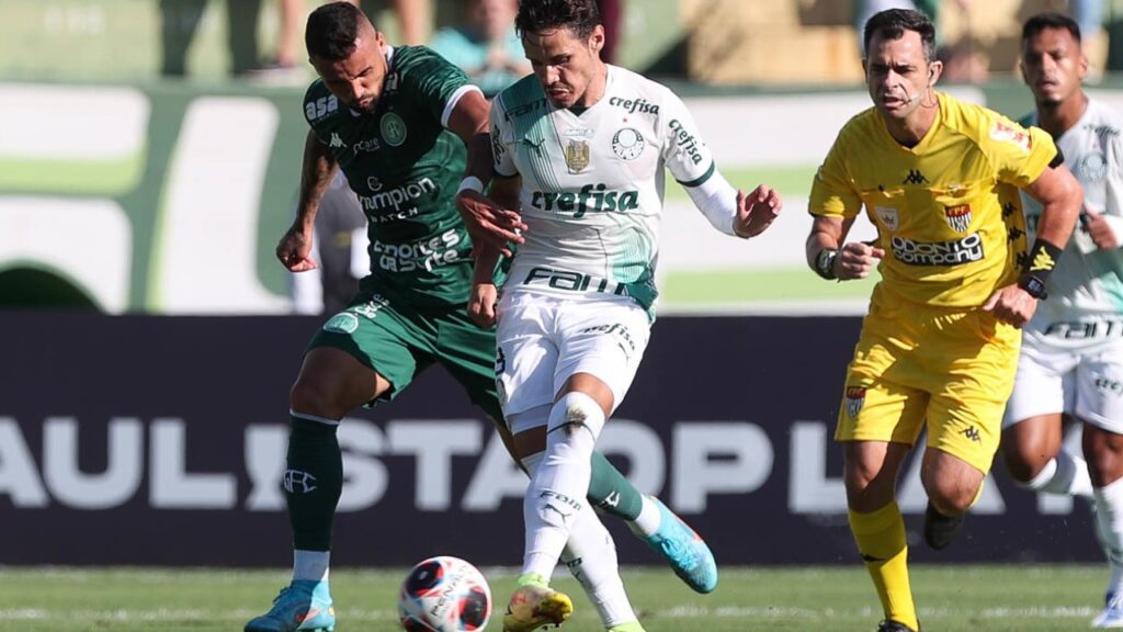 Paulistão 2023: Saiba quais os jogos das quartas de final e rebaixados - Raphael Veiga, do Palmeiras, realiza passe contra o Guarani