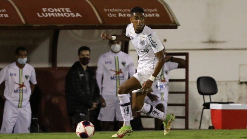 Vasco contrata Rwan, atacante do Santos, por empréstimo - Rwan está com a bola próximo da lateral do campo, em partida pelo Santos