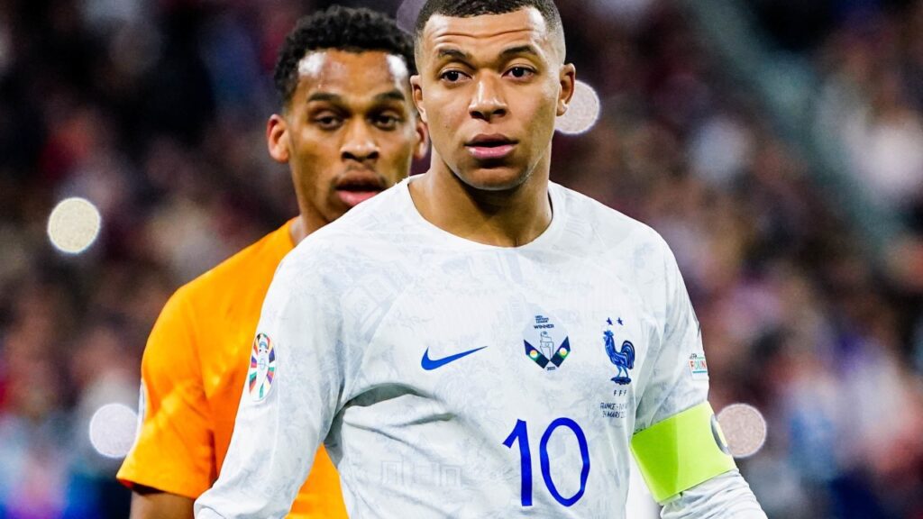 Kylian Mbappé, novo capitão da França. seguido por um defensor da Holanda logo atrás