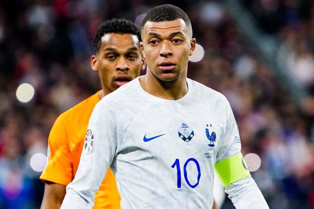 Kylian Mbappé, novo capitão da França. seguido por um defensor da Holanda logo atrás