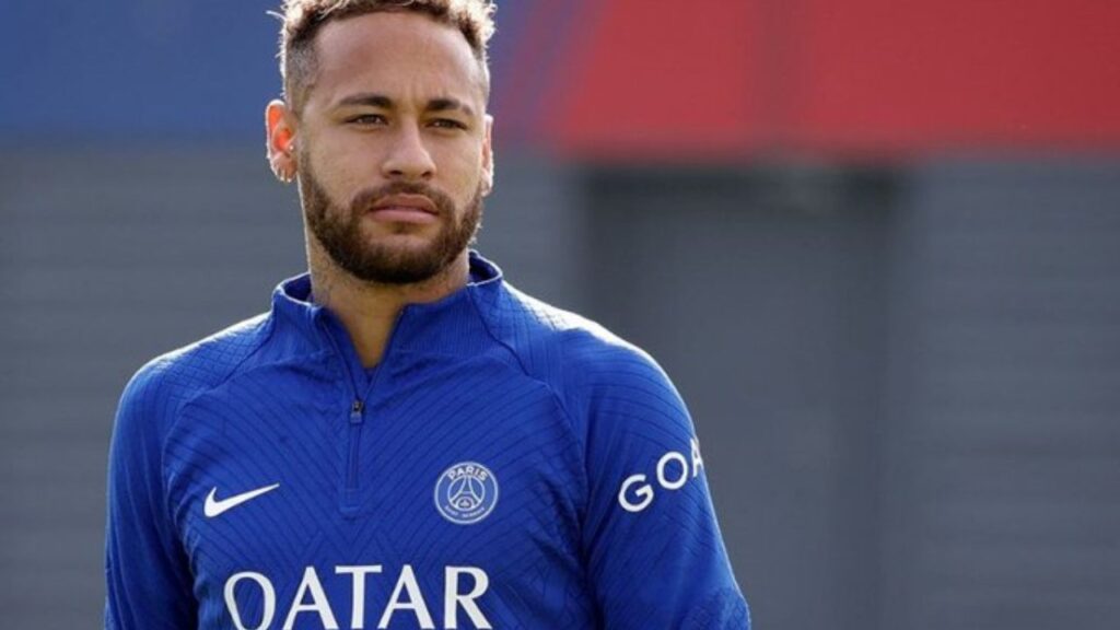 Atacante Neymar em treino do PSG