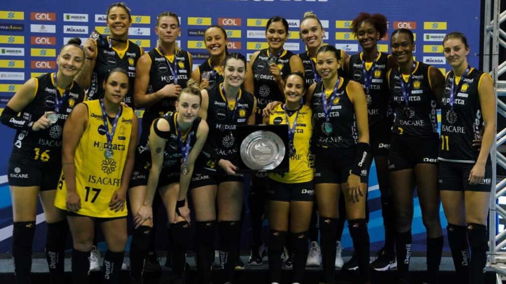 Vice do Praia: Time do Dentil Praia Clube com troféu de vice-campeão da Copa Brasil de Vôlei Feminino na Arena Jaraguá
