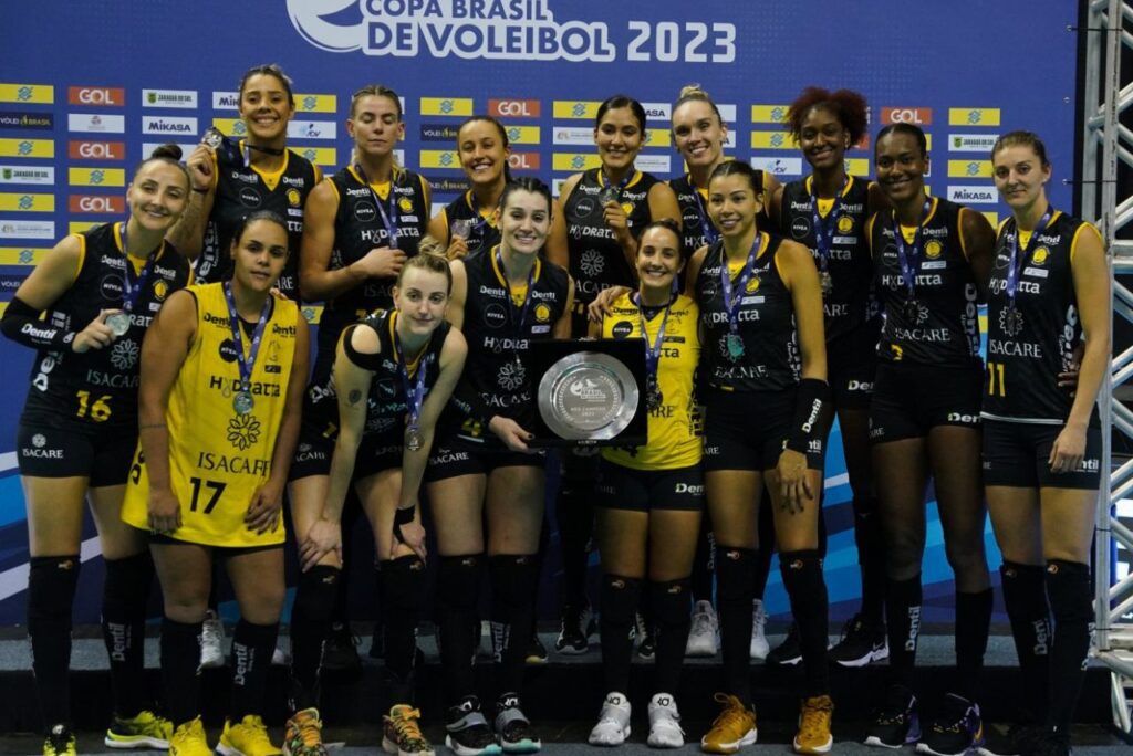 Vice do Praia: Time do Dentil Praia Clube com troféu de vice-campeão da Copa Brasil de Vôlei Feminino na Arena Jaraguá