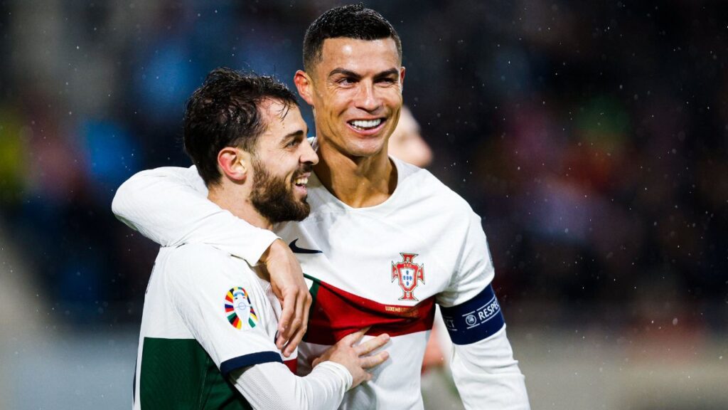 Portugal goleia Luxemburgo: Abraçados, Bruno Fernandes e Cristiano Ronaldo comemoram gol da Seleção Portuguesa contra Luxemburgo nas Eliminatórias da Euro