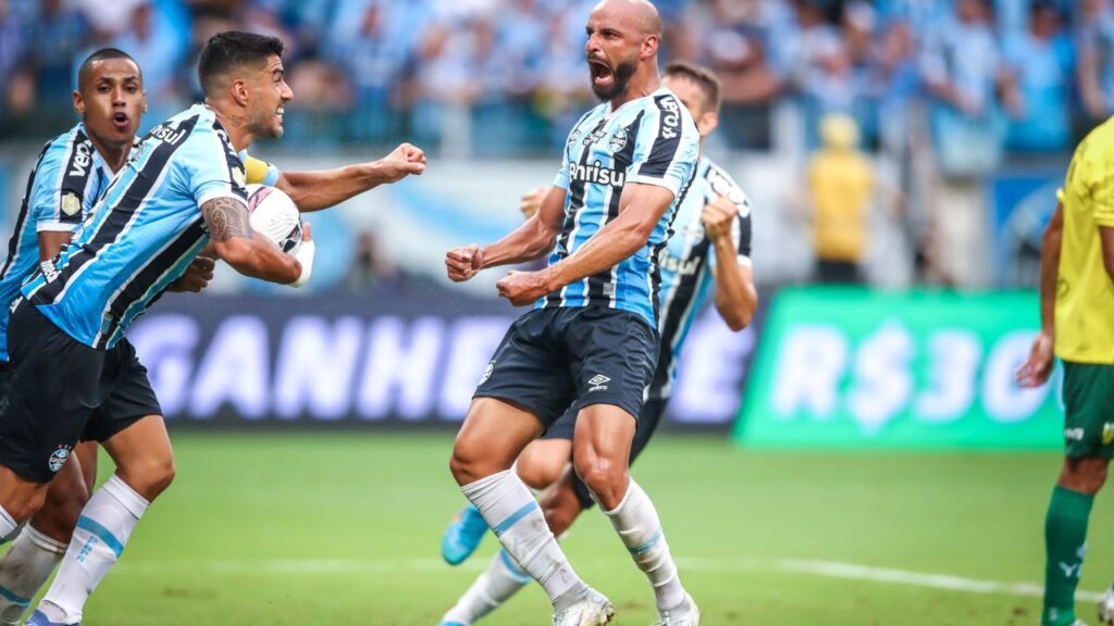 Grêmio supera o Ypiranga: Thaciano comemora gol com Luis Suárez, pelo Grêmio, contra o Ypiranga de Erechim, na semifinal do Gauchão 2023