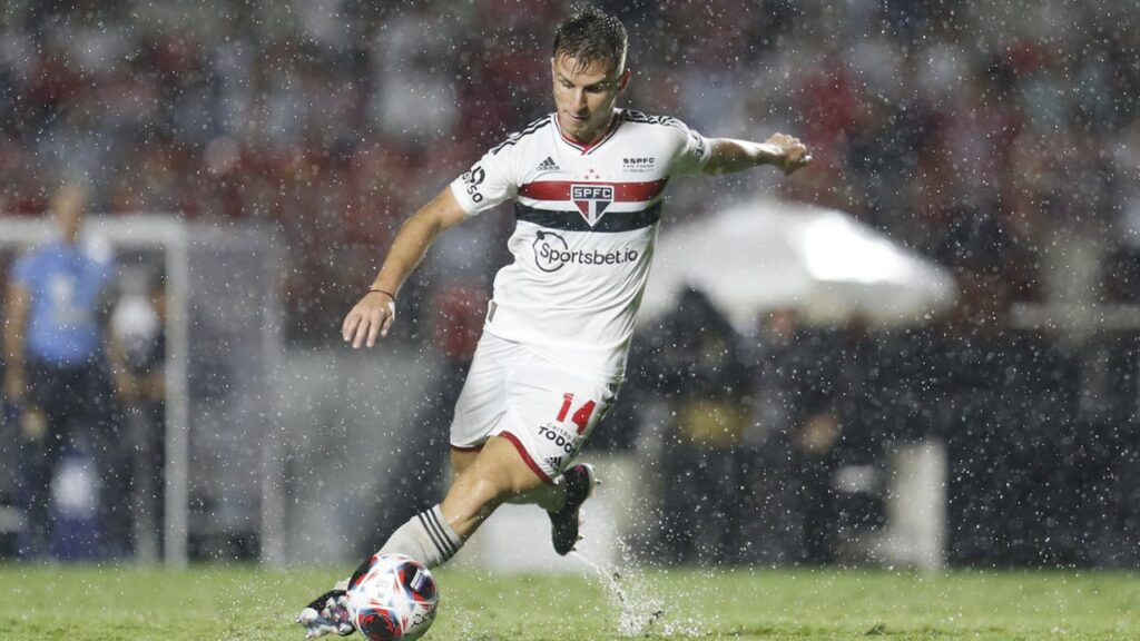 Galoppo desfalca o São Paulo após lesão grave no joelho - Galoppo arma o chute em jogo pelo São Paulo