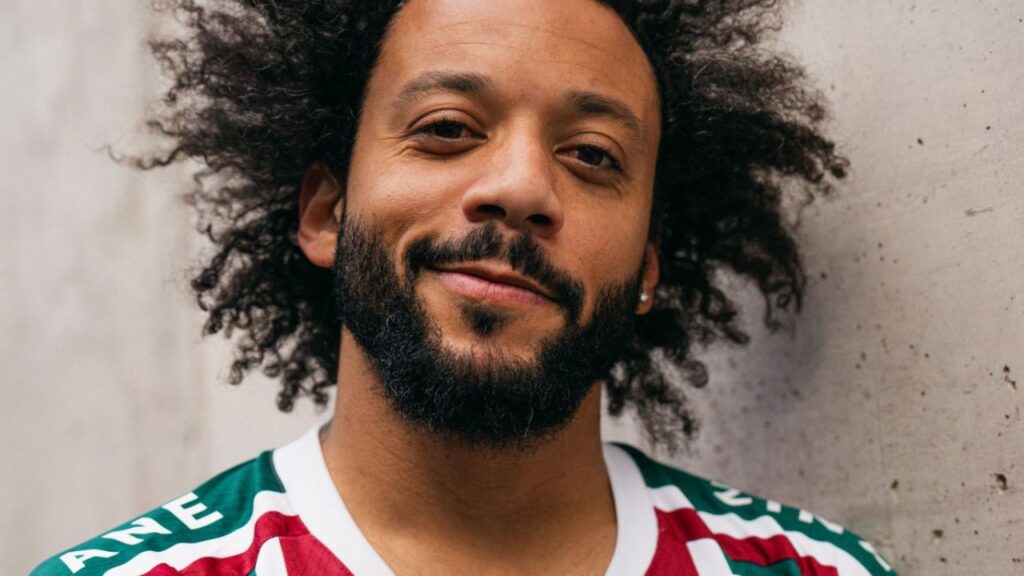 Macelo é regularizado no Fluminense: lateral esquerdo posa com a camisa do clube carioca