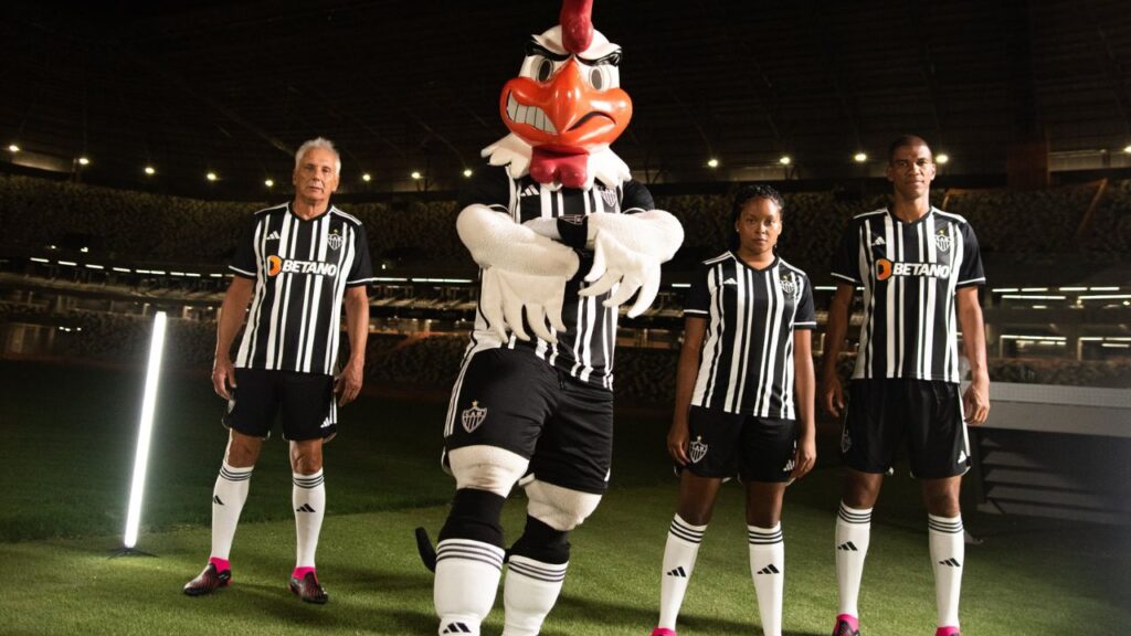 Nova camisa do Atlético: Mascote e ex-jogadores do Atlético-MG com novo uniforme 23/24, na Arena MRV