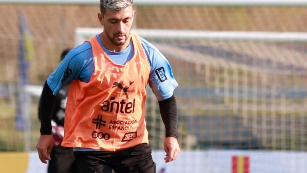 Arrascaeta é cortado da Seleção: de colete, Giorgian De Arrascaeta participa de treino com a Seleção Uruguaia
