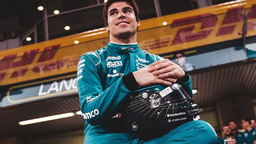 Piloto canadense Lance Stroll, em frente ao box da Aston Martin
