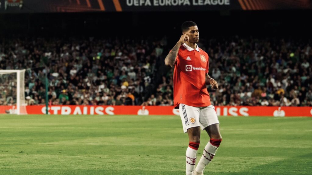 Manchester United vence o Betis e vai às quartas da Liga Europa - Rashford comemora o gol marcado pelo United