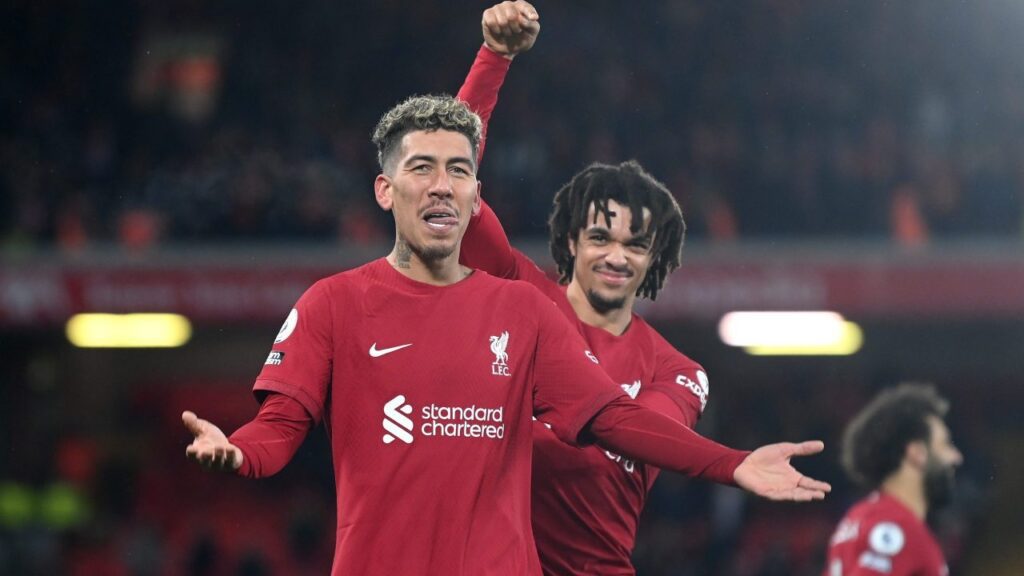 Lukaku sai para chegar Firmino na Inter de Milão? Entenda o caso - Roberto Firmino comemora gol marcado pelo Liverpool, enquanto Alexander-Arnold, atrás, aponta para o brasileiro