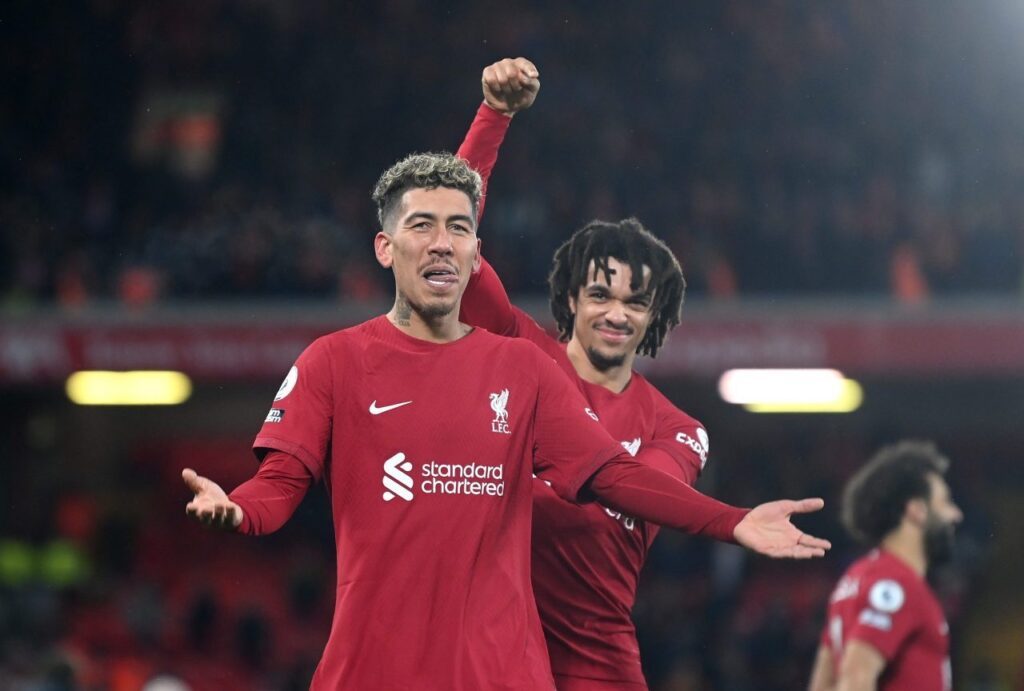 Lukaku sai para chegar Firmino na Inter de Milão? Entenda o caso - Roberto Firmino comemora gol marcado pelo Liverpool, enquanto Alexander-Arnold, atrás, aponta para o brasileiro