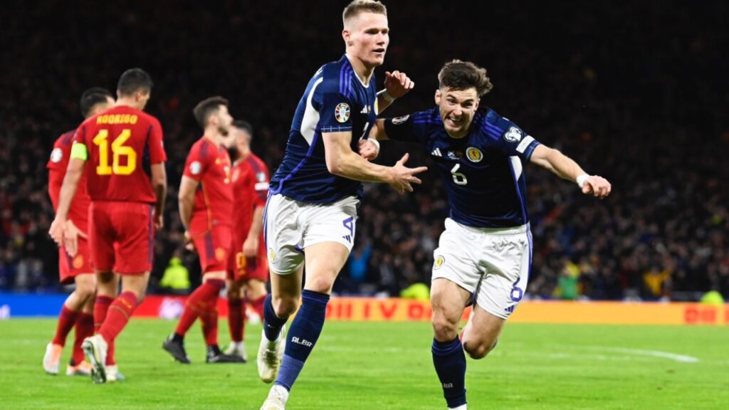 Escócia vence a Espanha após 39 anos pelas Eliminatórias da Eurocopa - McTominay sai para comemorar gol com o companheiro de equipe, enquanto jogadores da Espanha lamentam ao fundo