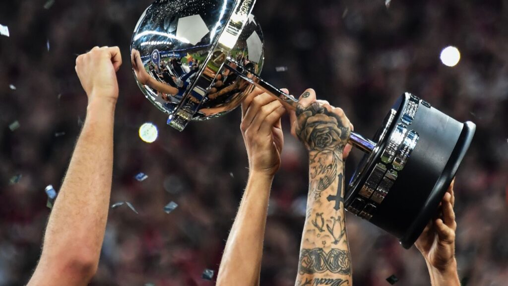 Grupos da Sul-Americana 2023: Veja cada chave e onde estão os times brasileiros - Taça da Sul-Americana é erguida por jogadores comemorando o título