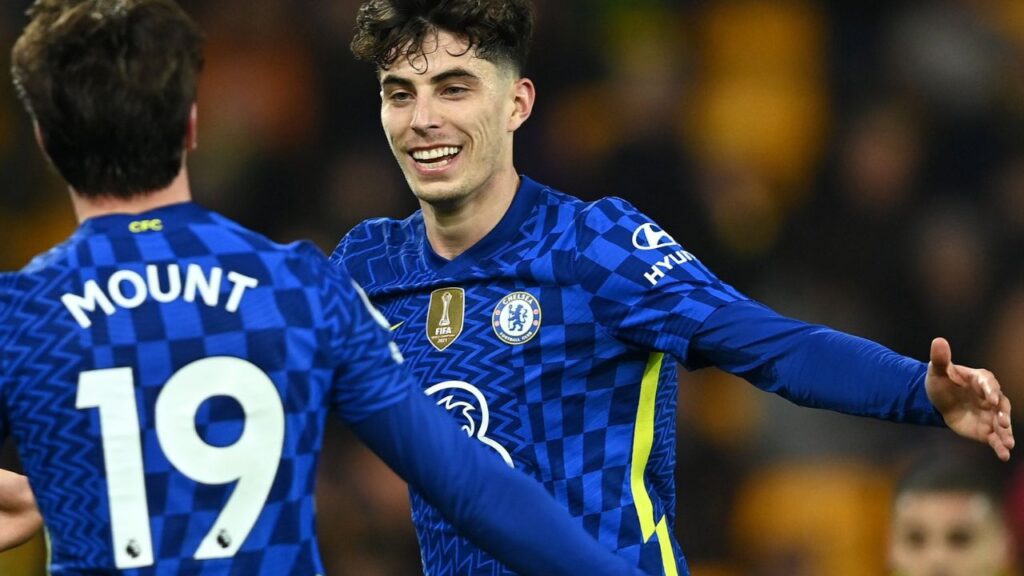 Lista de dispensas do Chelsea: Kai Havertz, do Chelsea, abraça Mason Mount em comemoração de gol
