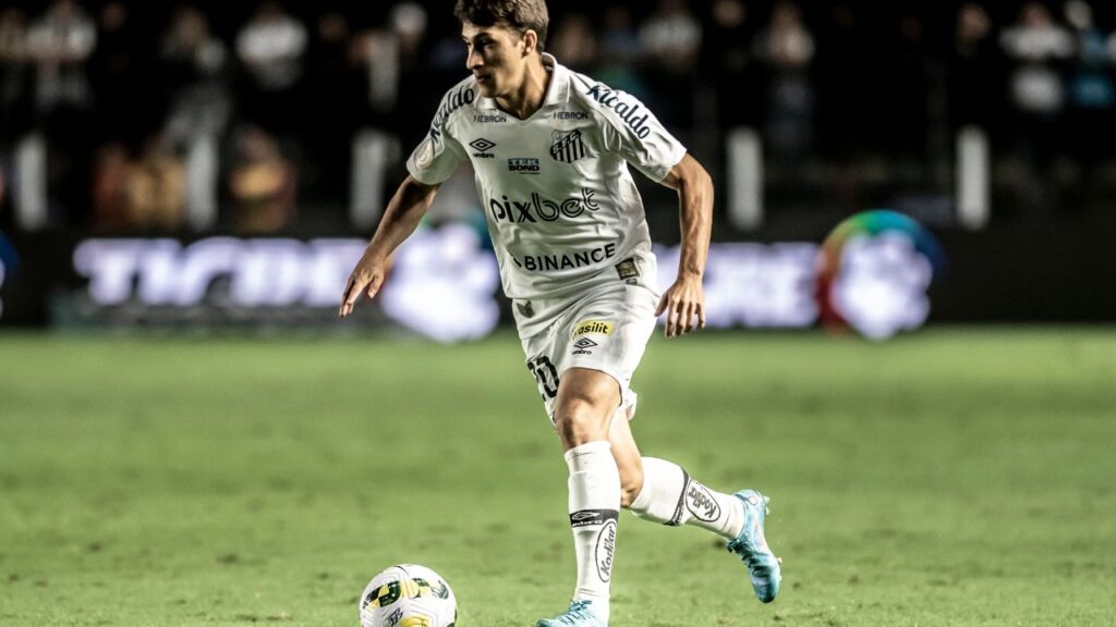 Meia Gabriel Pirani, em jogo do Santos