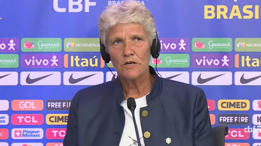 Convocação da Seleção Feminina: Treinadora Pia Sundhage, com fones, em entrevista coletiva