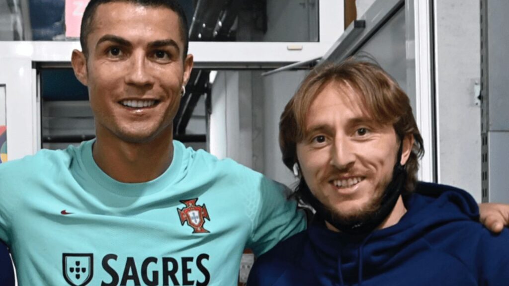 Luka Modric e Cristiano Ronaldo abraçados com roupas das Seleções de Portugal e Croácia