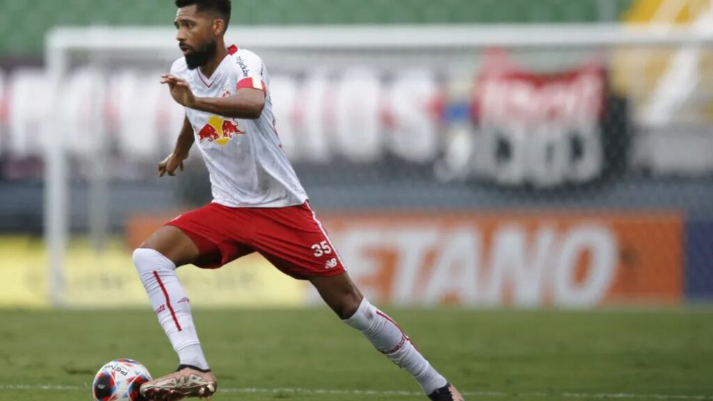 Volante Matheus Fernandes em jogo do Red Bull Bragantino