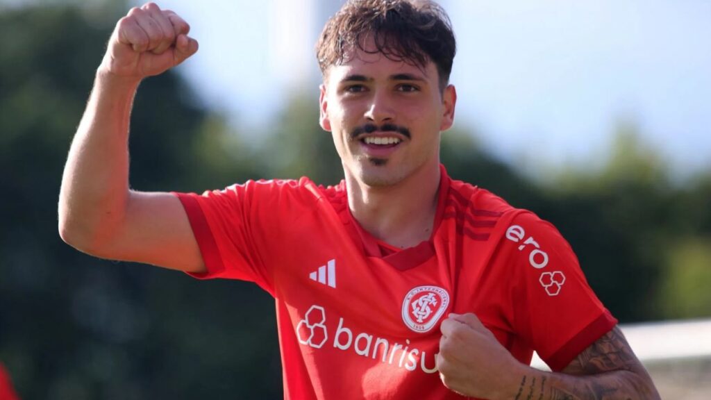 Inter renova com Maurício: Meia Maurício, com punho erguido, comemora gol pelo Internacional