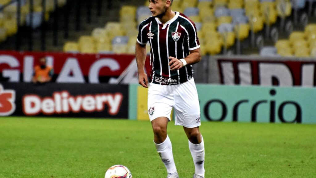 São Paulo negocia com Michel Araújo, meia-atacante do Fluminense - Michel Araújo está com a posse de bola em jogo pelo Fluminense