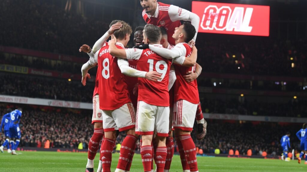 Arsenal e Liverpool vencem jogos em atraso na Premier League