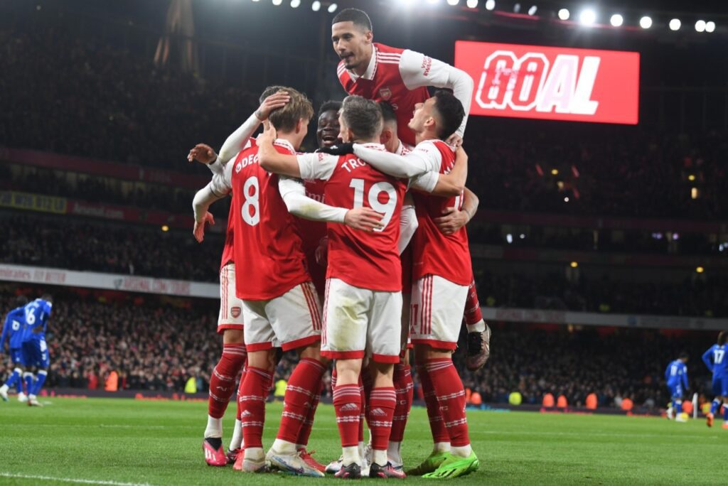 Arsenal e Liverpool vencem jogos em atraso na Premier League