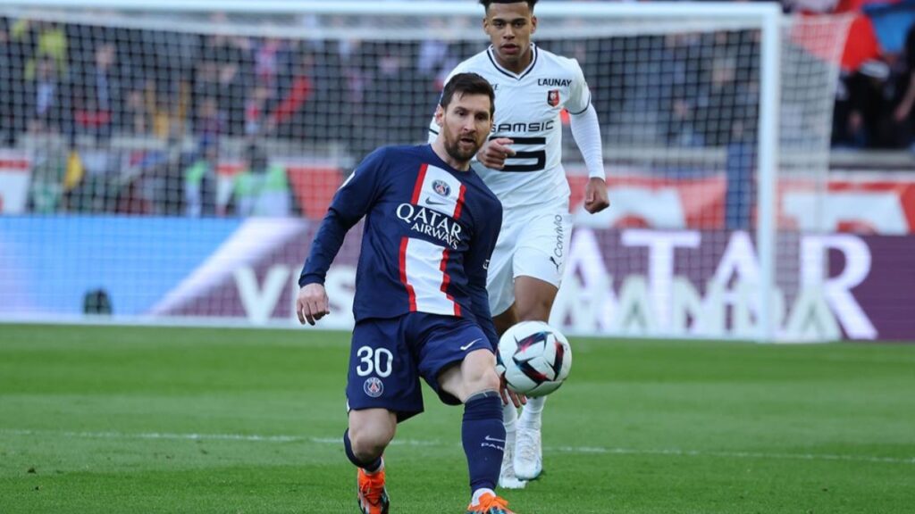 Messi se desculpa com PSG. Messi é pressionado pelo defensor e tenta o passe de pé esquerdo