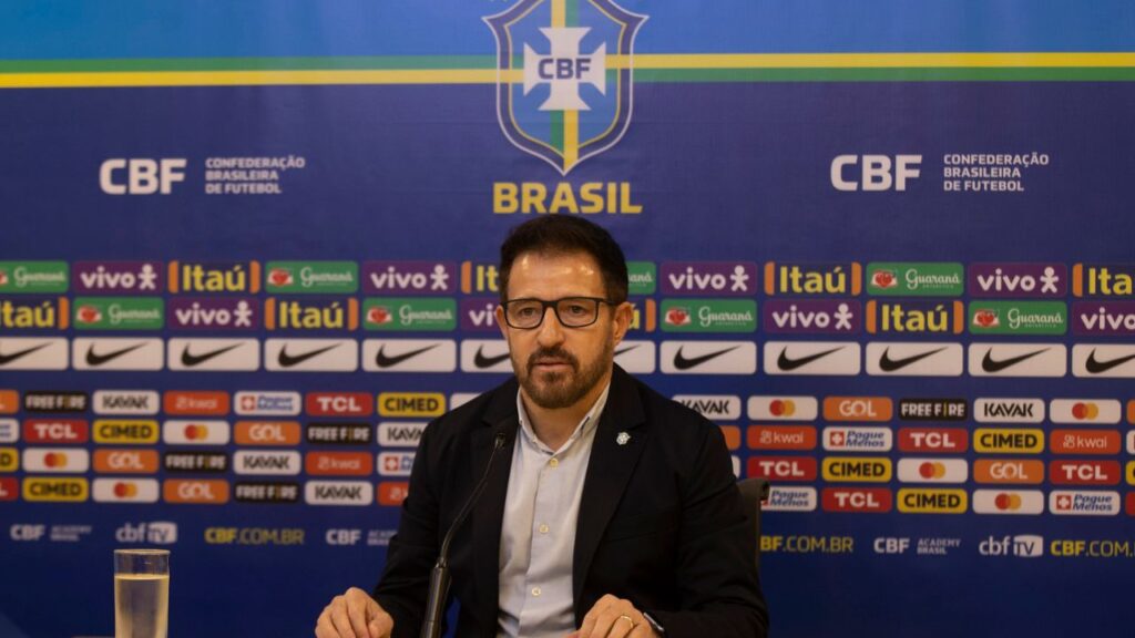Convocação da Seleção Sub-20: Treinador Ramón Menezes em mesa se coletiva na sede da CBF